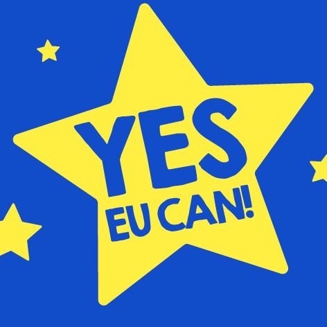 blauer Hintergrund und gelbe Sterne erinnern an EU-Flagge. In der Mitte großer Stern mit blauem Schriftzug 