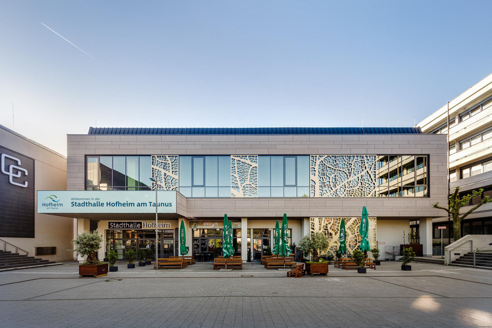 Blick auf die Stadthalle Hofheim - Ideenmesse 04./05.09.2026 Weltläden in Hessen